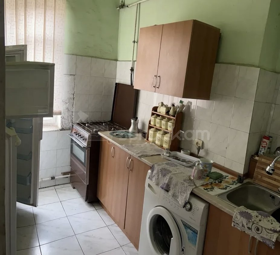 2 Սենյականոց Բնակարան Քարե Շենքում, 52քմ, 3/5 հարկ, Նորմալ Վիճակում, Կահավորված, Արևկող