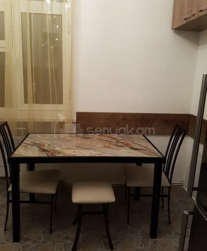 1 Սենյականոց Բնակարան Քարե Շենքում, 40քմ, 3/5 հարկ, Նորմալ Վիճակում, Կահավորված