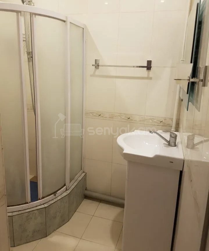 1 Սենյականոց Բնակարան Քարե Շենքում, 40քմ, 3/5 հարկ, Նորմալ Վիճակում, Կահավորված