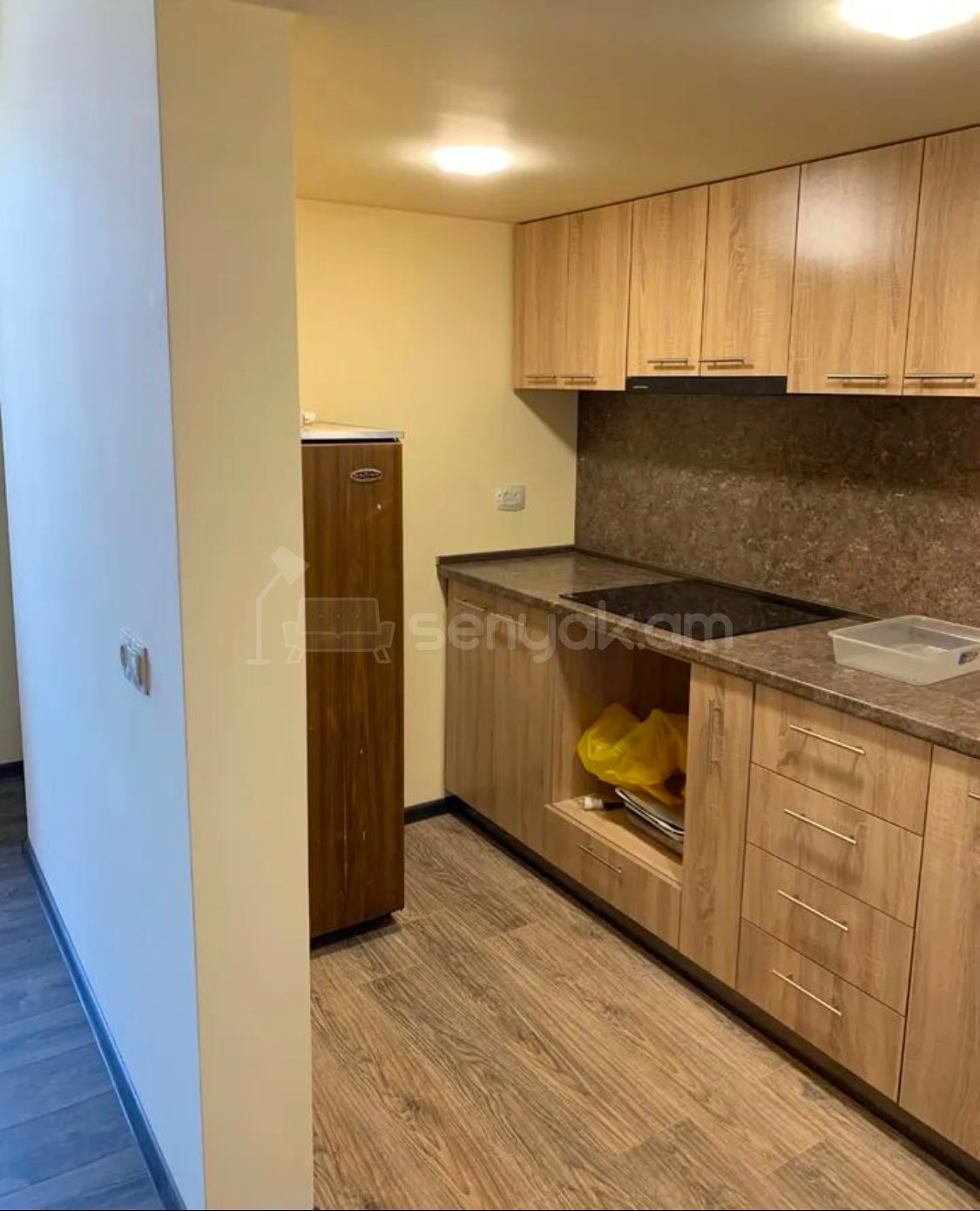 3 Սենյականոց Բնակարան Քարե Շենքում, 100քմ, 3/4 հարկ, Նորմալ Վիճակում, Կահավորված