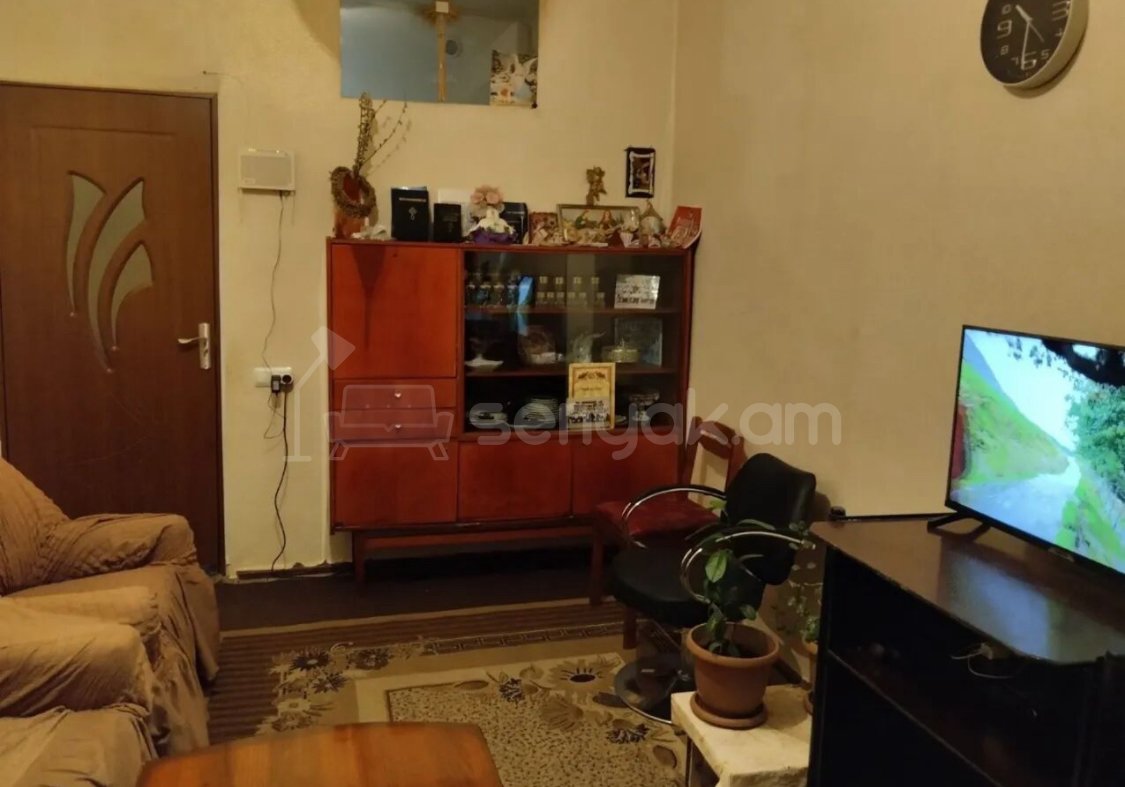 2 Սենյականոց Բնակարան Քարե Շենքում, 40քմ, 5/5 հարկ, Նորմալ Վիճակում