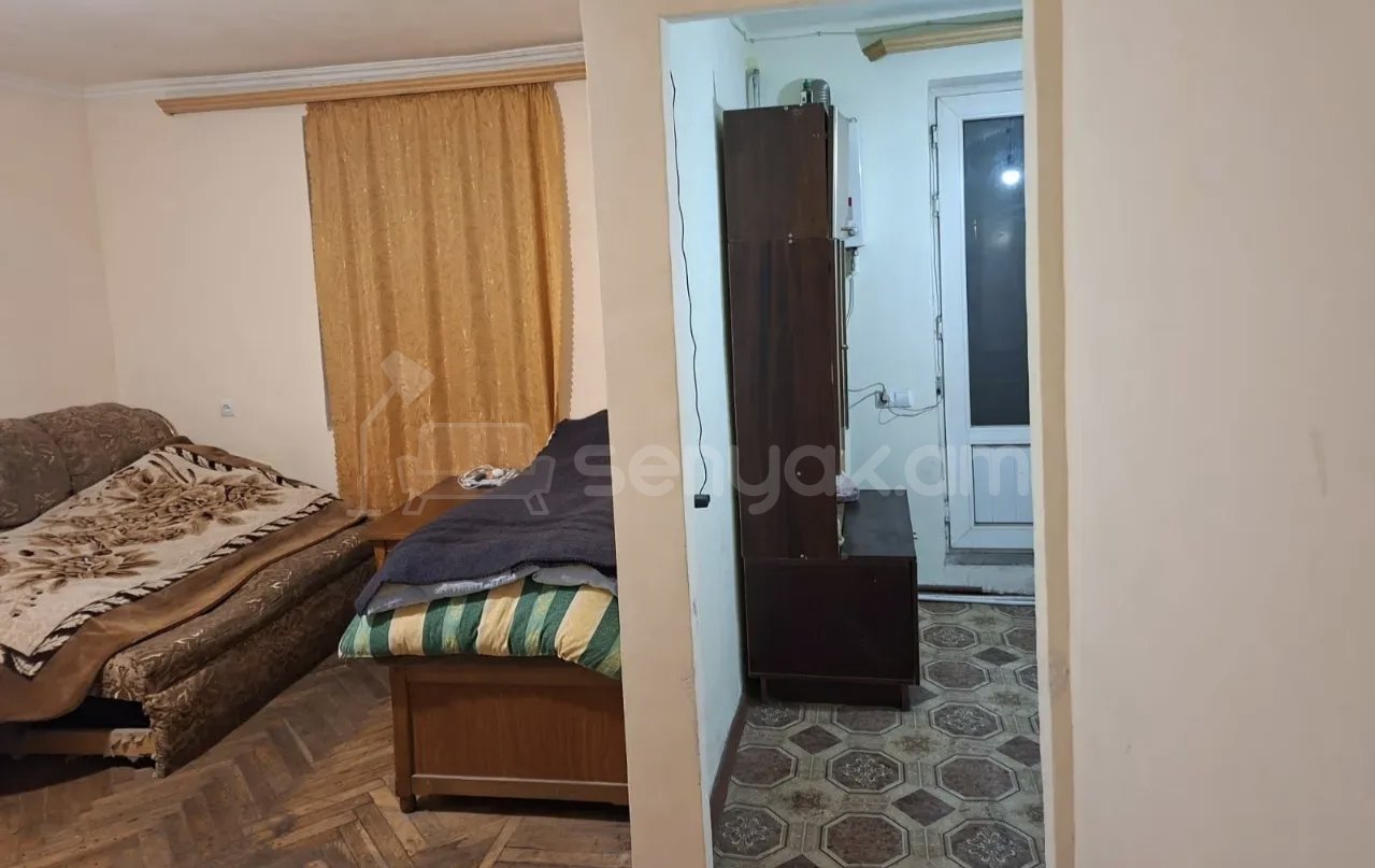 1 Սենյականոց Բնակարան Քարե Շենքում, 35քմ, 2/4 հարկ, Նորմալ Վիճակում, Կահավորված