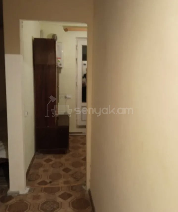 1 Սենյականոց Բնակարան Քարե Շենքում, 35քմ, 2/4 հարկ, Նորմալ Վիճակում, Կահավորված