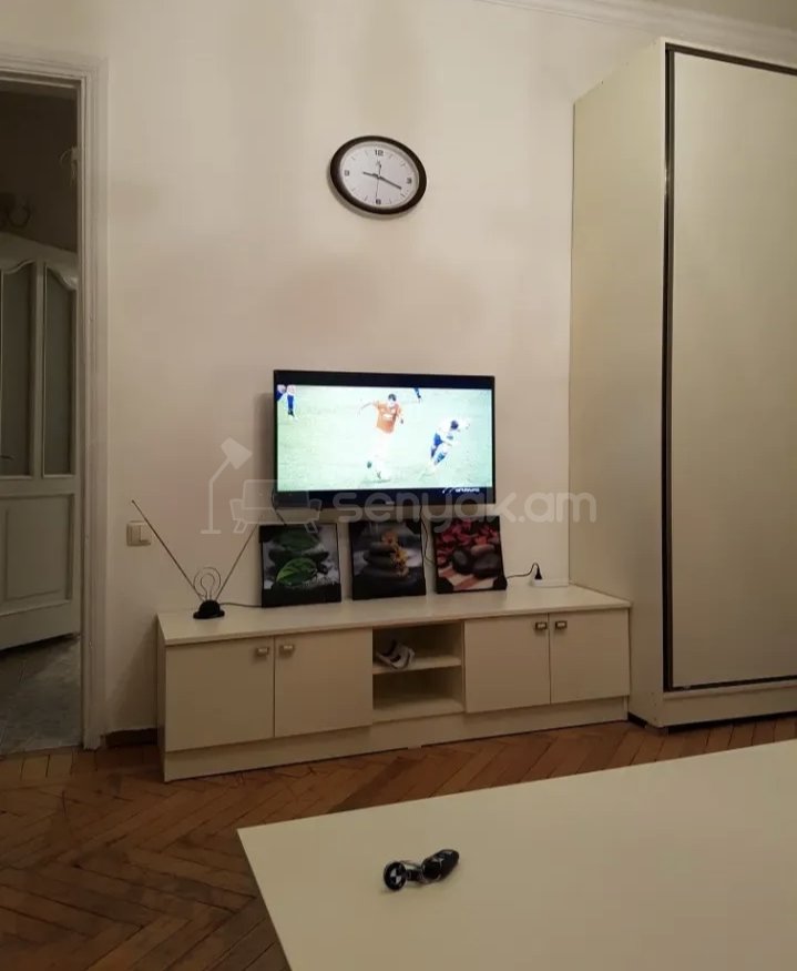 1 Սենյականոց Բնակարան Քարե Շենքում, 42քմ, 3/5 հարկ, Նորմալ Վիճակում, Կահավորված
