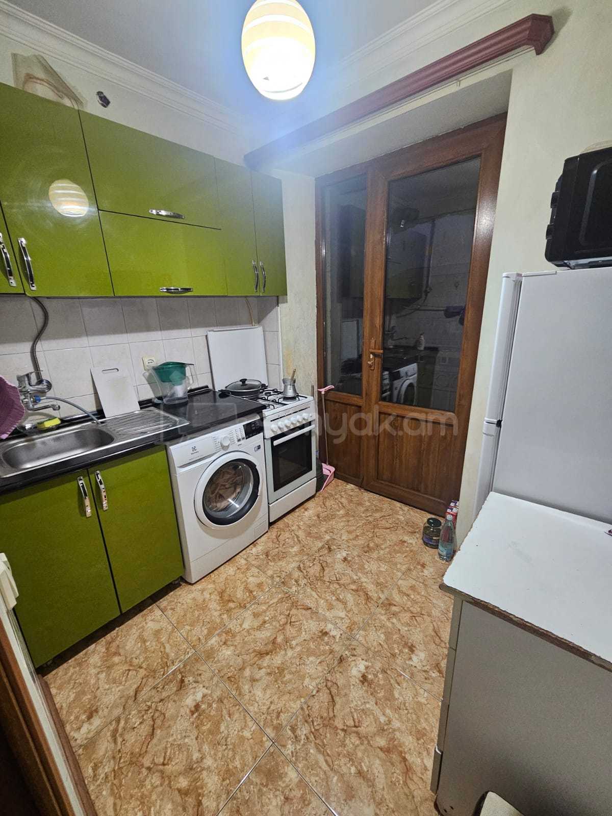 1 Սենյականոց Բնակարան Քարե Շենքում, 35քմ, 1/4 հարկ, Նորմալ Վիճակում, Կահավորված