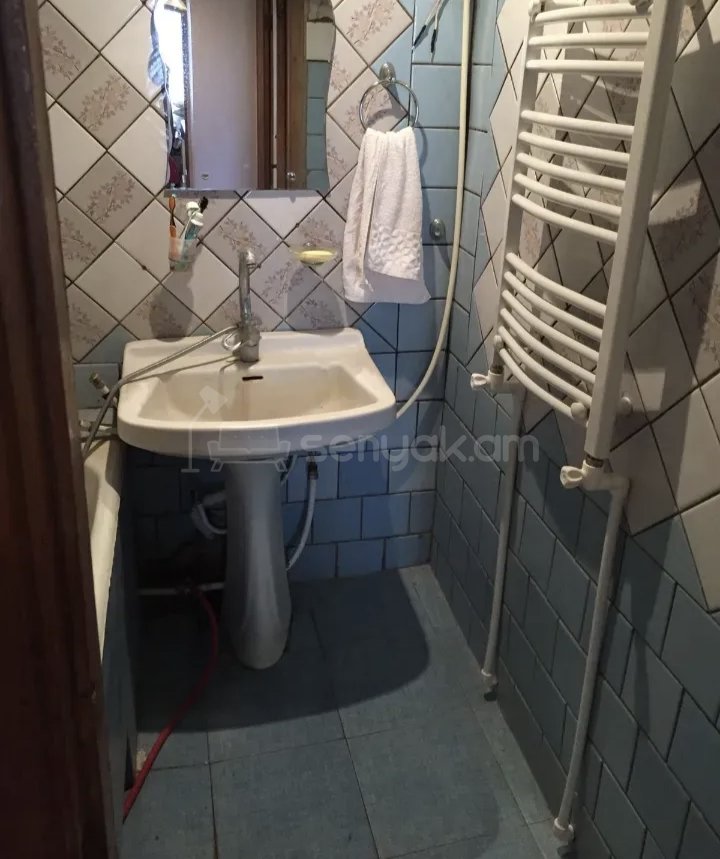 2 Սենյականոց Բնակարան Քարե Շենքում, 45քմ, 3/5 հարկ, Նորմալ Վիճակում, Կահավորված, Արևկող