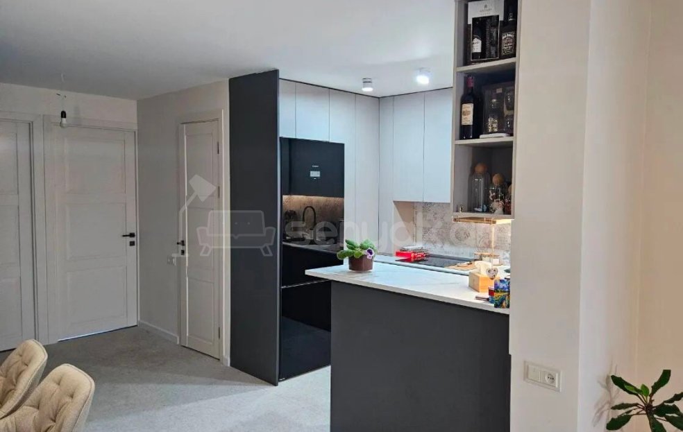 4 Սենյականոց Բնակարան Քարե Շենքում, 105քմ, 5/5 հարկ, Դիզայներական Վերանորոգված