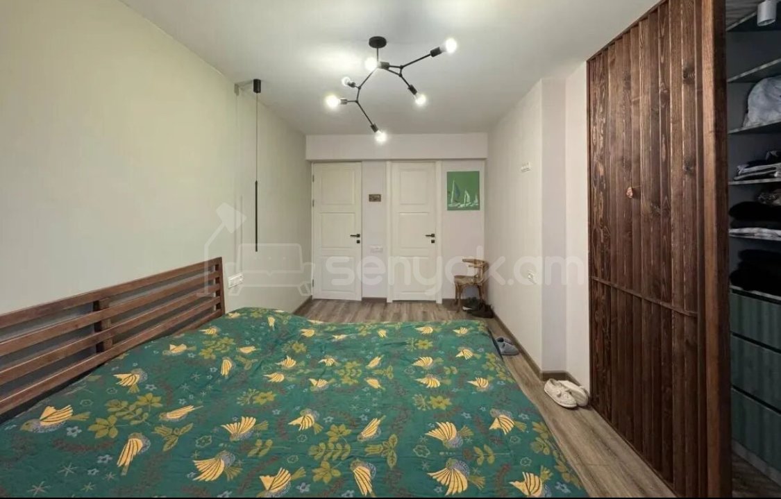 4 Սենյականոց Բնակարան Քարե Շենքում, 105քմ, 5/5 հարկ, Դիզայներական Վերանորոգված