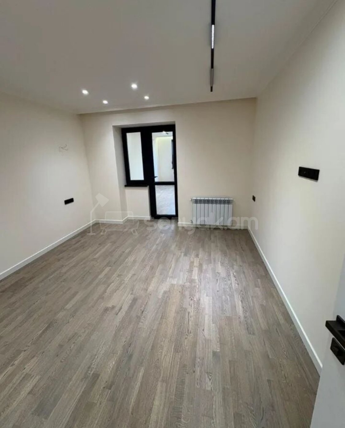 3 Սենյականոց Բնակարան Քարե Շենքում, 107քմ, 2/5 հարկ, Կապիտալ Վերանորոգված