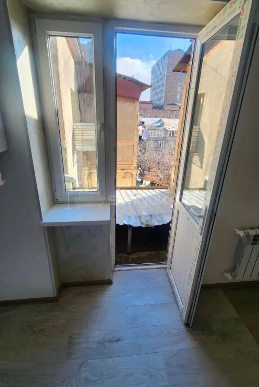 2 Սենյականոց Բնակարան Քարե Շենքում, 56քմ, 5/5 հարկ, Կապիտալ Վերանորոգված