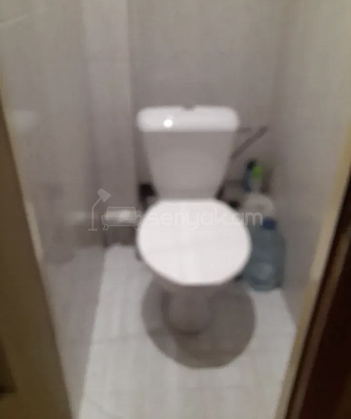 3 Սենյականոց Բնակարան Քարե Շենքում, 77քմ, 3/4 հարկ, Նորմալ Վիճակում, Կահավորված