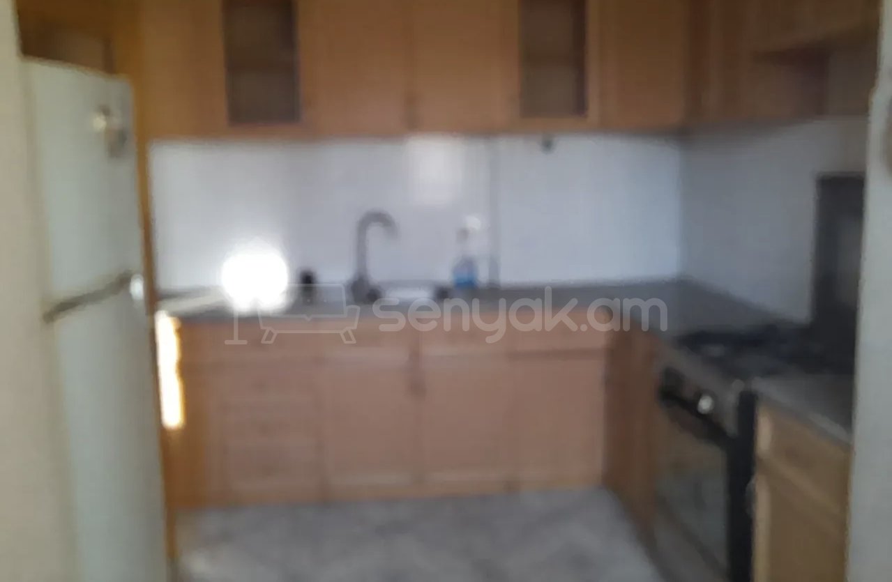 3 Սենյականոց Բնակարան Քարե Շենքում, 77քմ, 3/4 հարկ, Նորմալ Վիճակում, Կահավորված