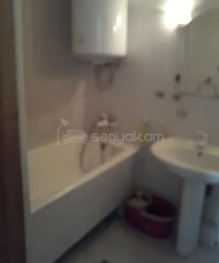 3 Սենյականոց Բնակարան Քարե Շենքում, 77քմ, 3/4 հարկ, Նորմալ Վիճակում, Կահավորված