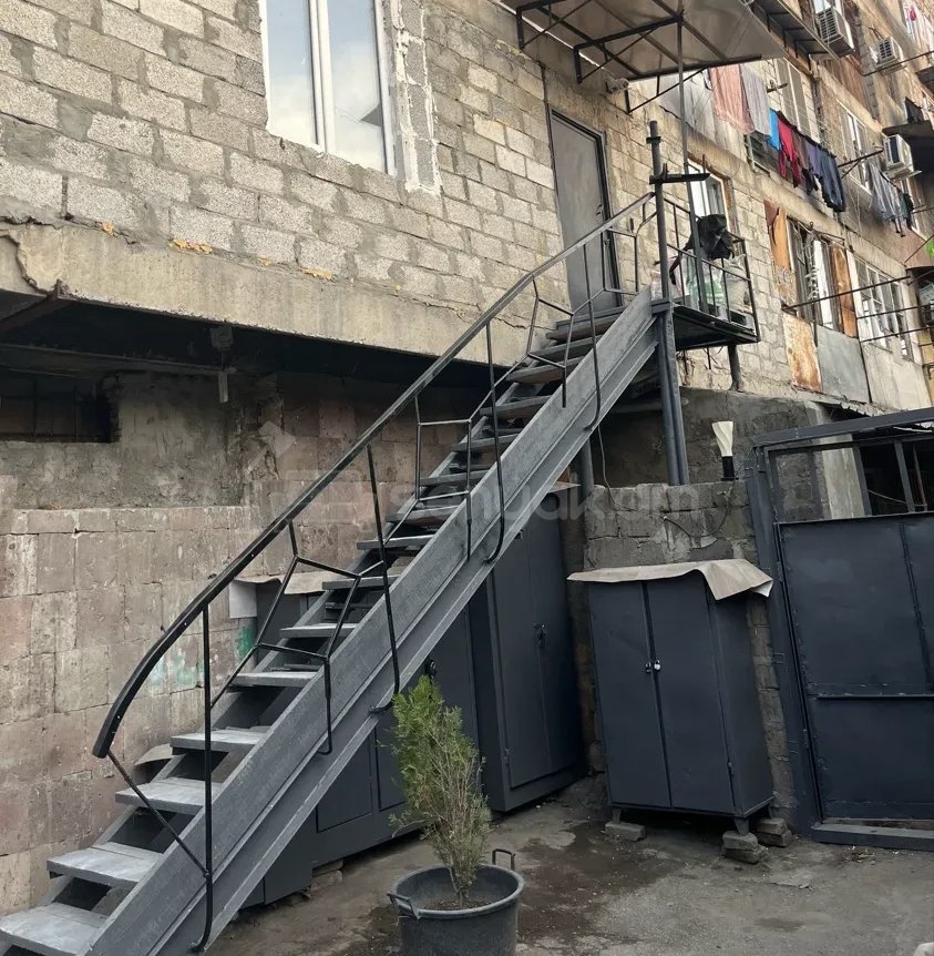 1 Սենյականոց Բնակարան Քարե Շենքում, 42քմ, 2/2 հարկ, Նորմալ Վիճակում, Կահավորված