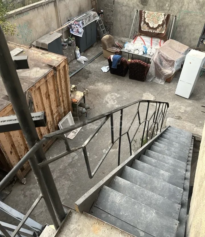 1 Սենյականոց Բնակարան Քարե Շենքում, 42քմ, 2/2 հարկ, Նորմալ Վիճակում, Կահավորված