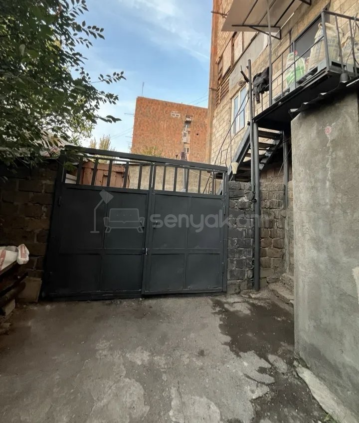 1 Սենյականոց Բնակարան Քարե Շենքում, 42քմ, 2/2 հարկ, Նորմալ Վիճակում, Կահավորված