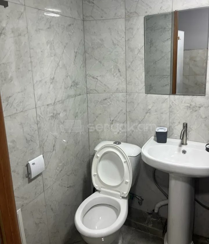 1 Սենյականոց Բնակարան Քարե Շենքում, 42քմ, 2/2 հարկ, Նորմալ Վիճակում, Կահավորված