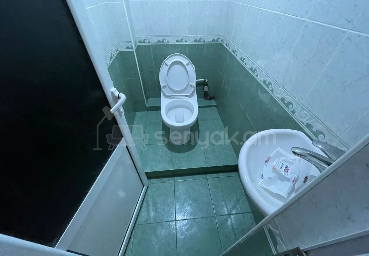 4 Սենյականոց Բնակարան Քարե Շենքում, 90քմ, 5/5 հարկ, Կապիտալ Վերանորոգված