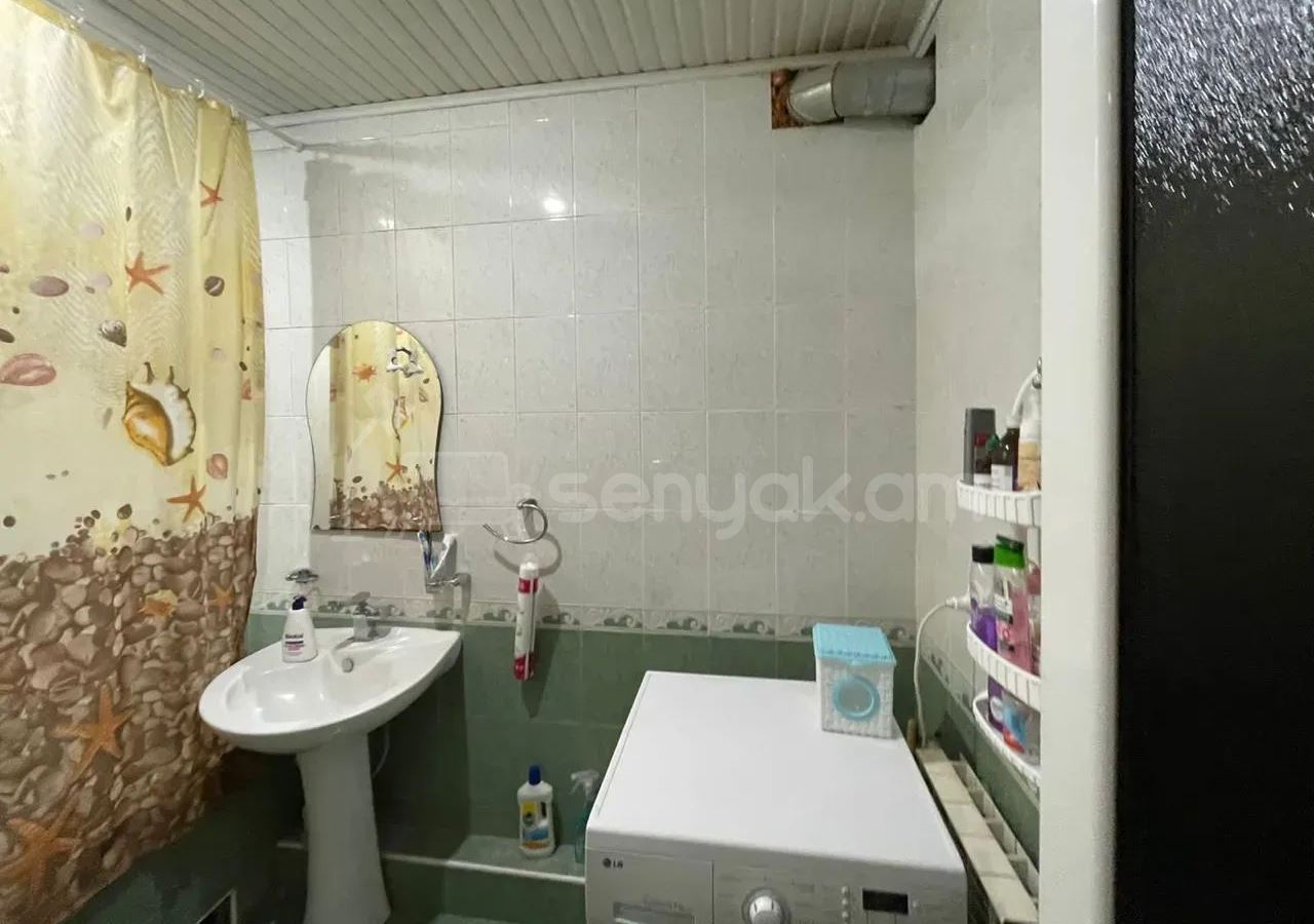 4 Սենյականոց Բնակարան Քարե Շենքում, 90քմ, 5/5 հարկ, Կապիտալ Վերանորոգված