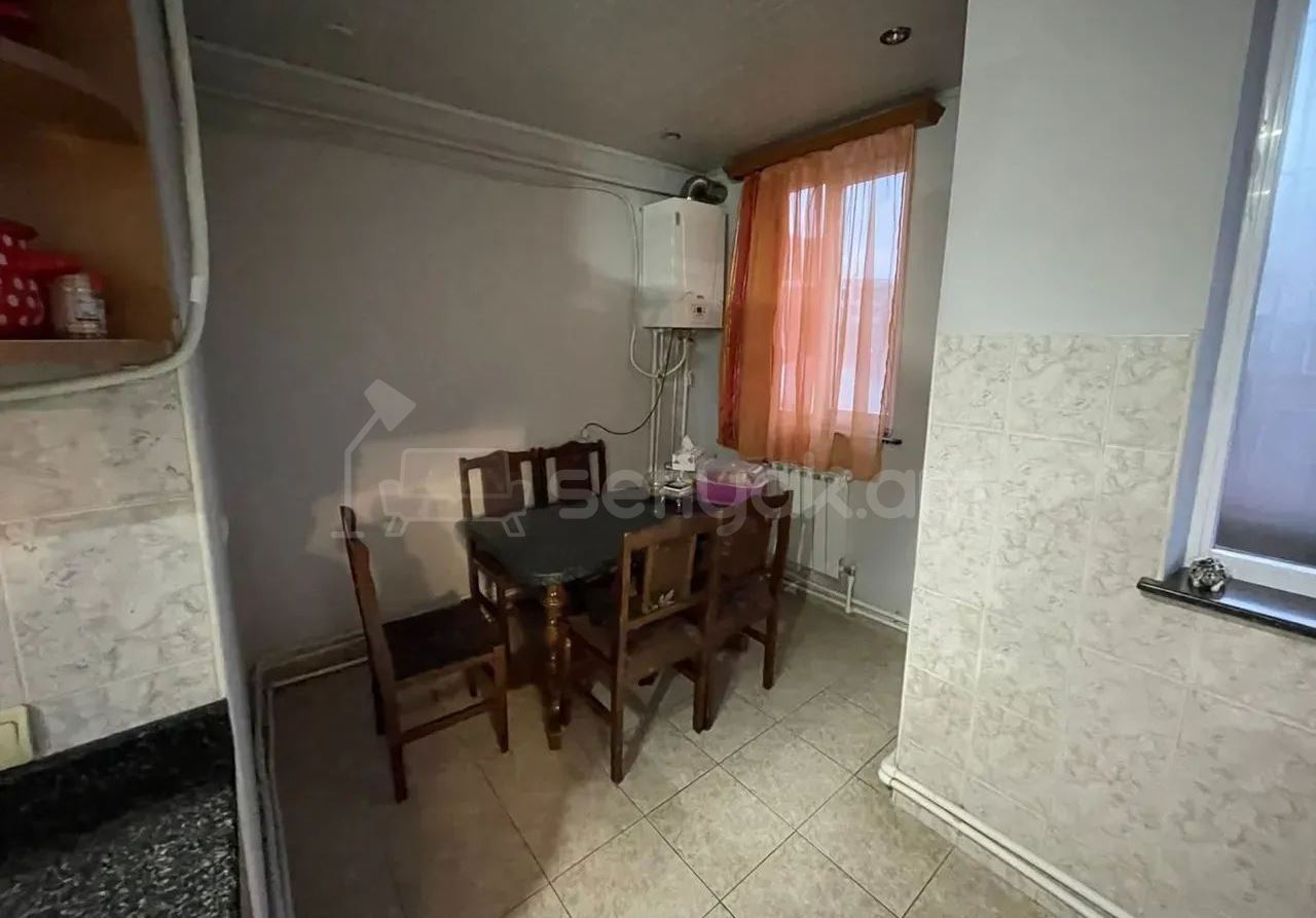 4 Սենյականոց Բնակարան Քարե Շենքում, 90քմ, 5/5 հարկ, Կապիտալ Վերանորոգված