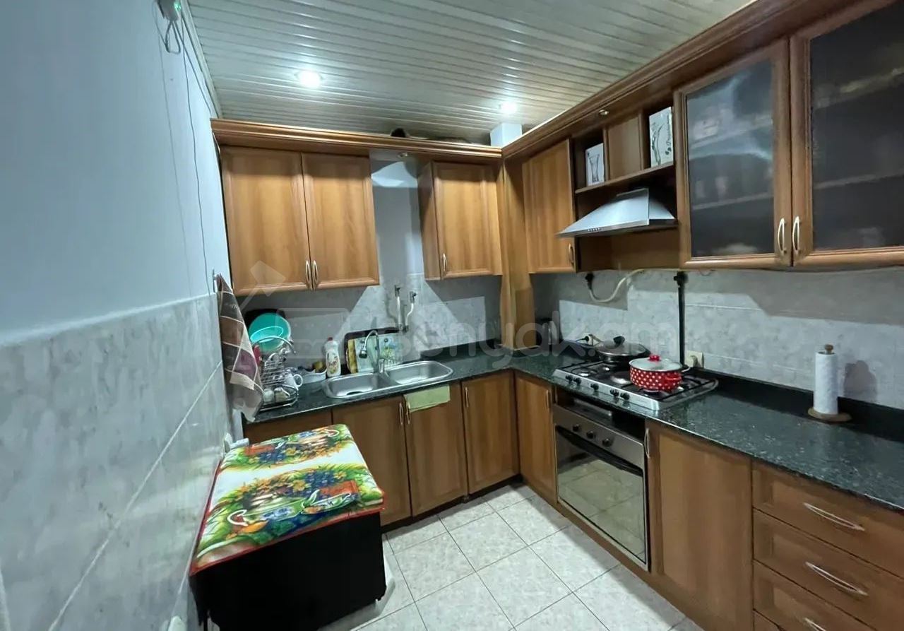 4 Սենյականոց Բնակարան Քարե Շենքում, 90քմ, 5/5 հարկ, Կապիտալ Վերանորոգված