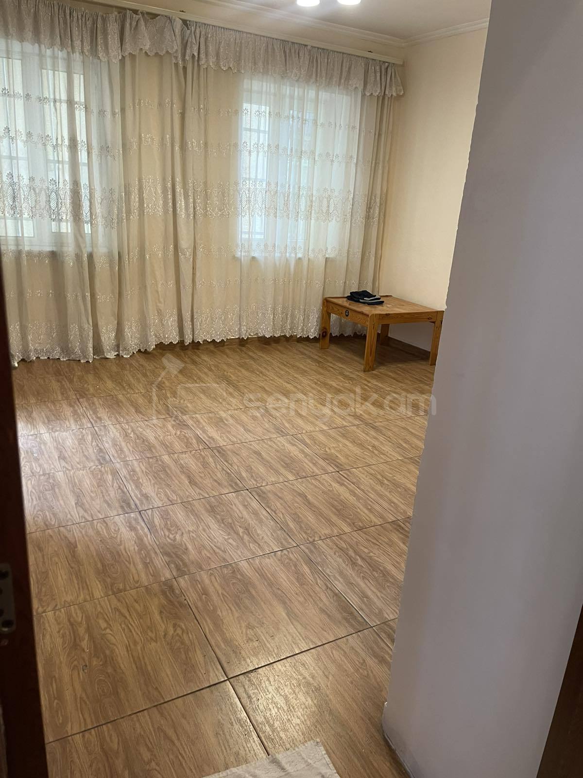 1 Սենյականոց Բնակարան Քարե Շենքում, 30քմ, 1/1 հարկ, Նորմալ Վիճակում, Կահավորված