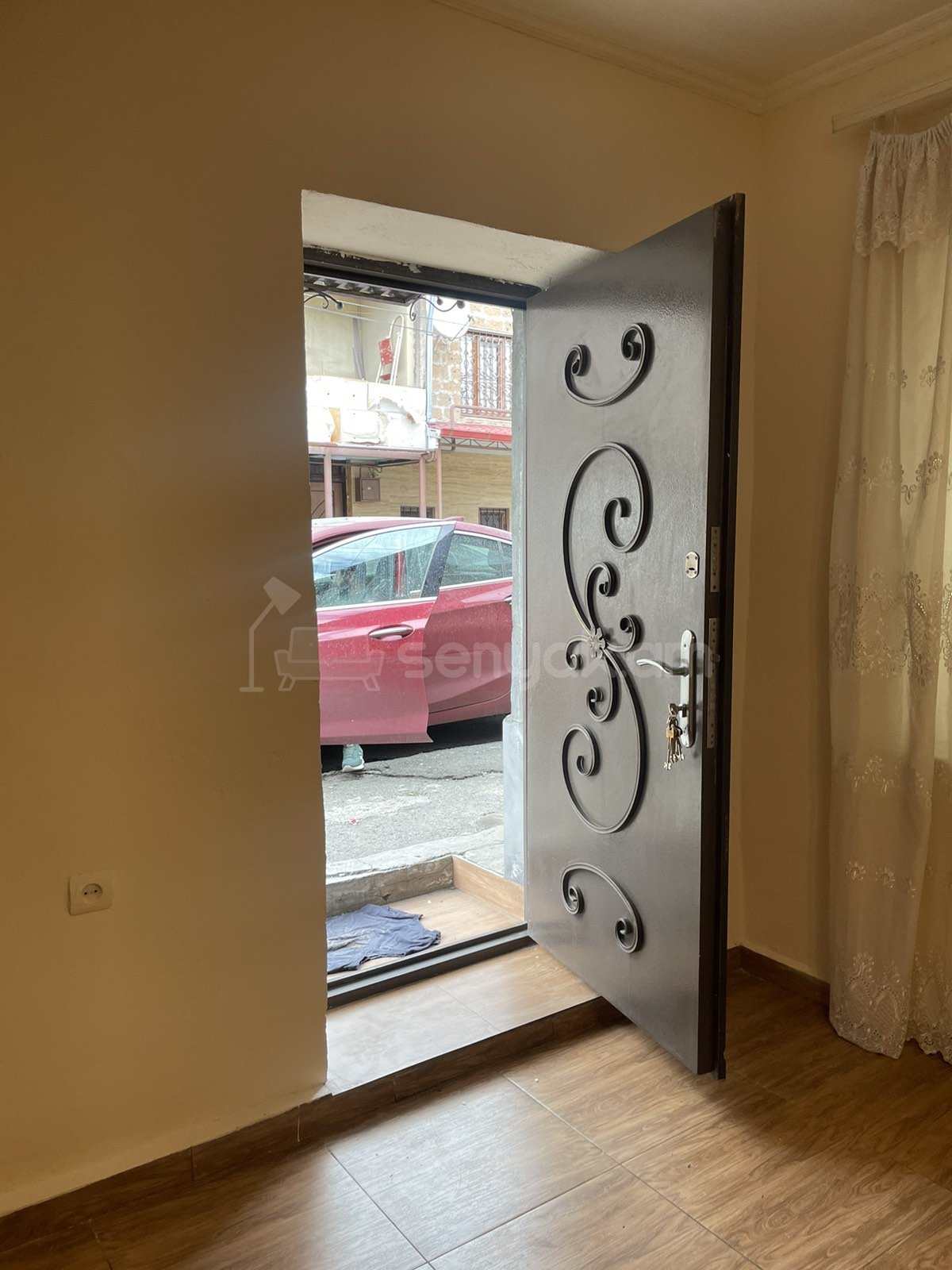 1 Սենյականոց Բնակարան Քարե Շենքում, 30քմ, 1/1 հարկ, Նորմալ Վիճակում, Կահավորված