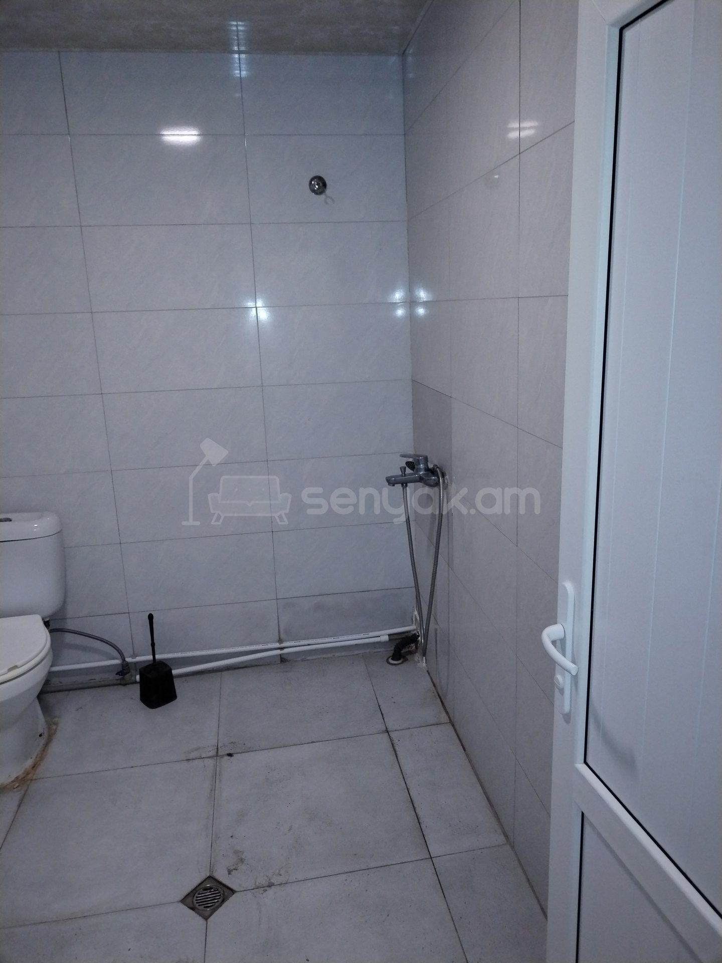 3 Սենյականոց Բնակարան Քարե Շենքում, 70քմ, 2/2 հարկ, Նորմալ Վիճակում, Կահավորված