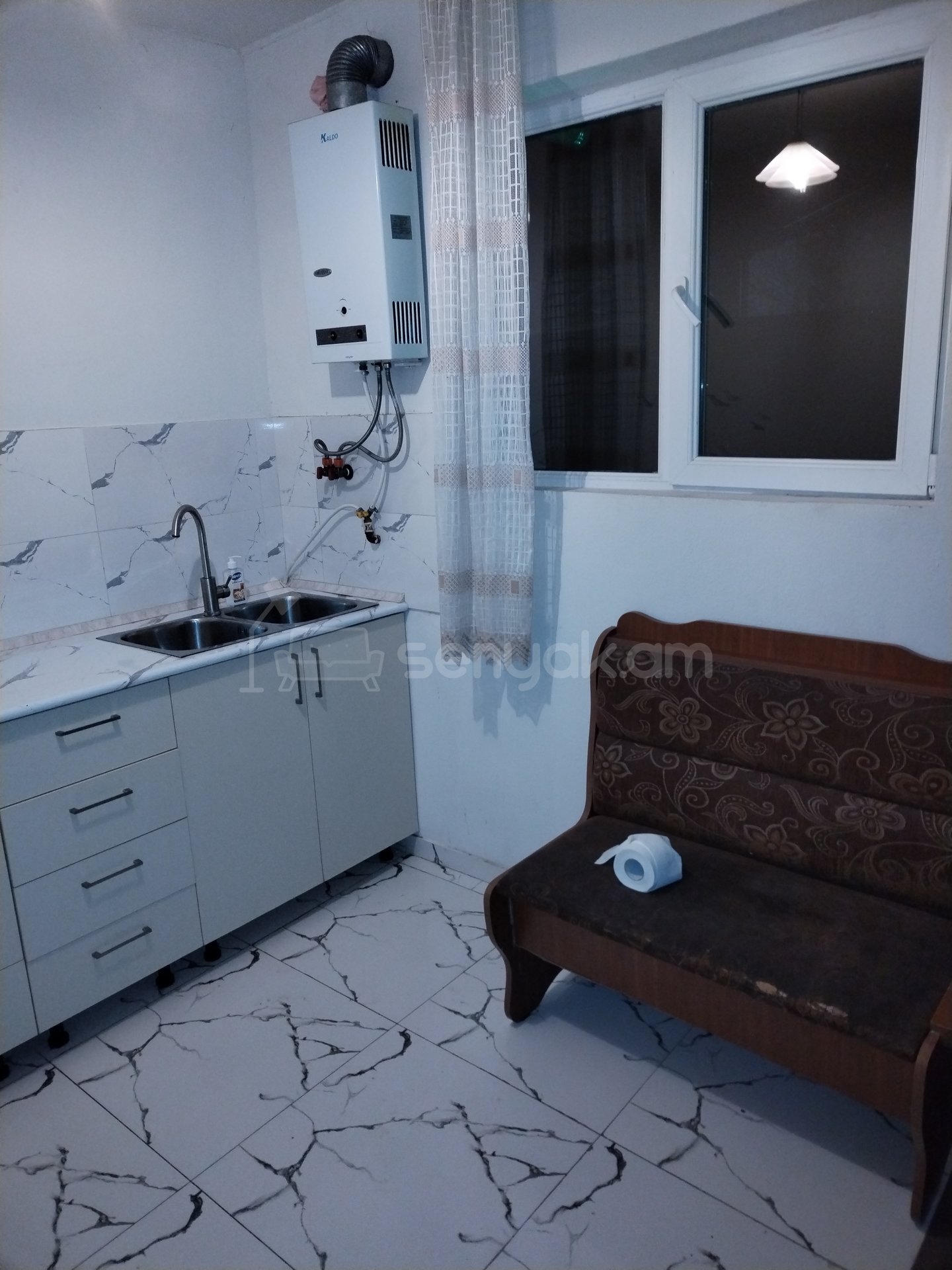 3 Սենյականոց Բնակարան Քարե Շենքում, 70քմ, 2/2 հարկ, Նորմալ Վիճակում, Կահավորված