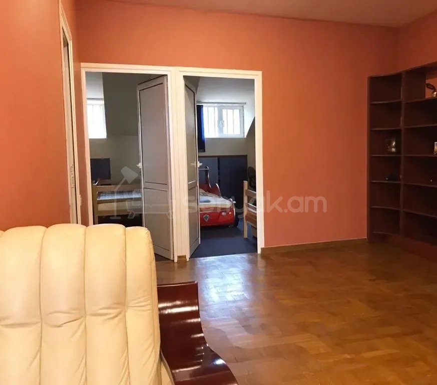 4 Սենյականոց Բնակարան Քարե Շենքում, 160քմ, 4/4 հարկ, Կապիտալ Վերանորոգված