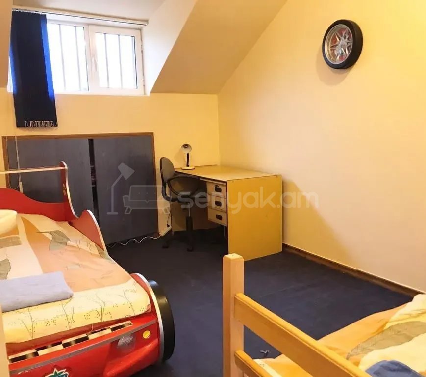 4 Սենյականոց Բնակարան Քարե Շենքում, 160քմ, 4/4 հարկ, Կապիտալ Վերանորոգված