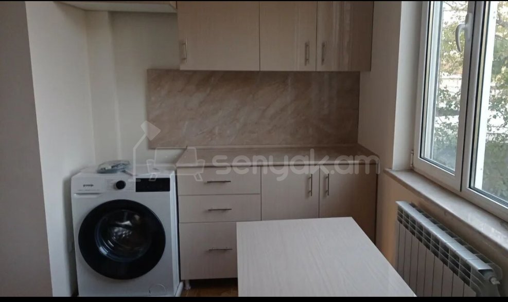 3 Սենյականոց Բնակարան Քարե Շենքում, 70քմ, 2/4 հարկ, Կապիտալ Վերանորոգված, Մասամբ Կահավորված