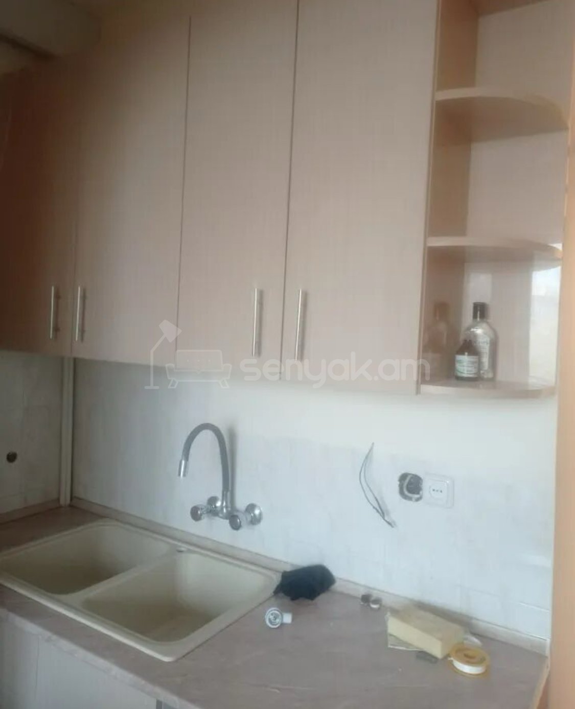 3 Սենյականոց Բնակարան Քարե Շենքում, 70քմ, 2/4 հարկ, Կապիտալ Վերանորոգված, Մասամբ Կահավորված