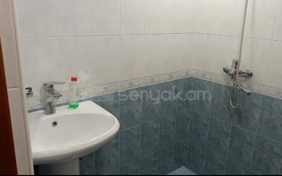 3 Սենյականոց Բնակարան Քարե Շենքում, 70քմ, 2/4 հարկ, Կապիտալ Վերանորոգված, Մասամբ Կահավորված