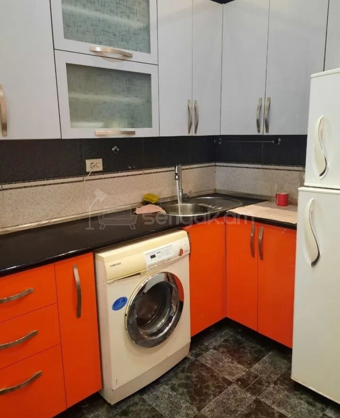 2 Սենյականոց Բնակարան Քարե Շենքում, 55քմ, 2/3 հարկ, Նորմալ Վիճակում, Կահավորված