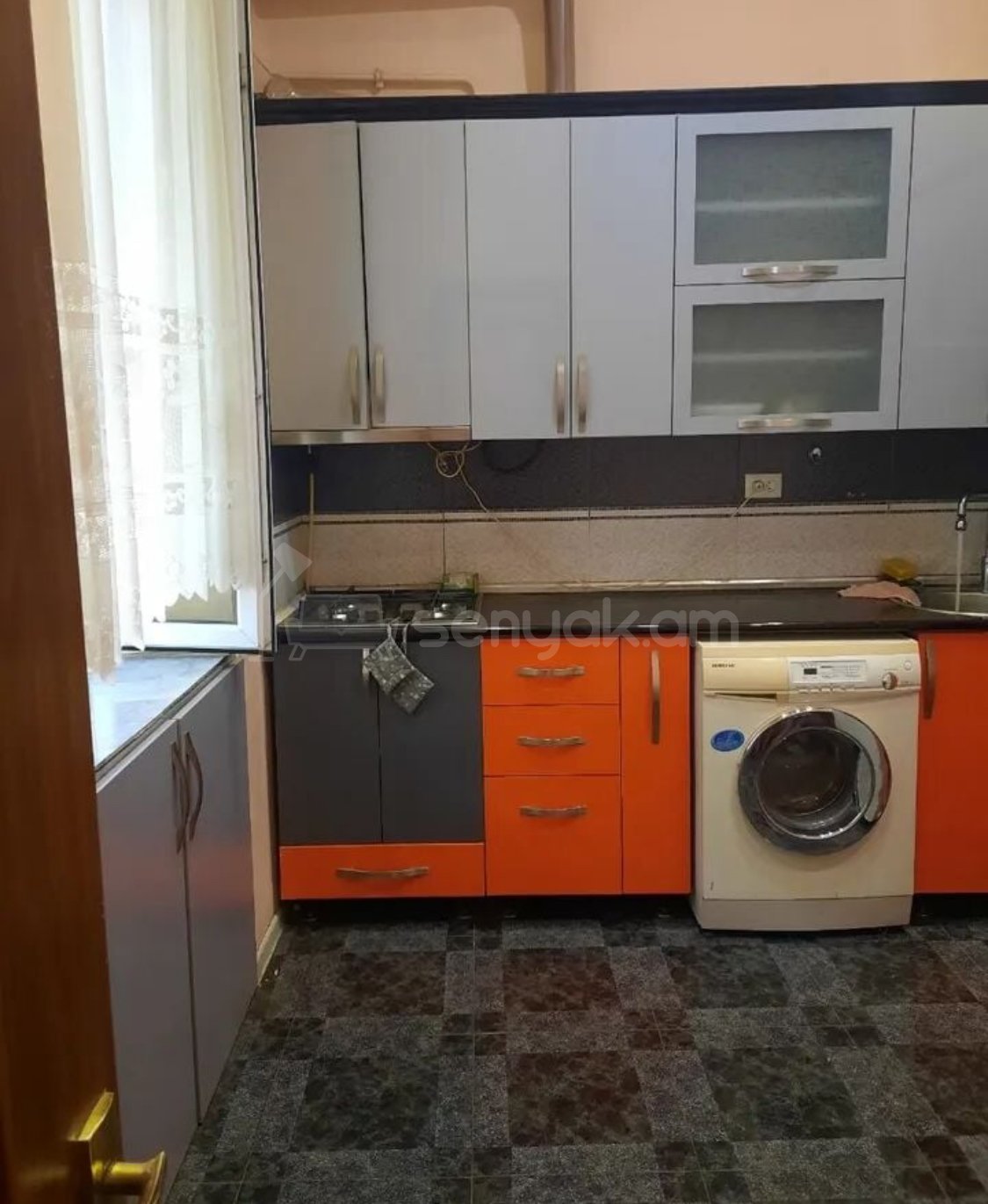 2 Սենյականոց Բնակարան Քարե Շենքում, 55քմ, 2/3 հարկ, Նորմալ Վիճակում, Կահավորված