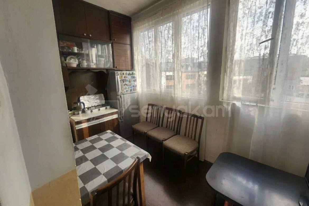 2 Սենյականոց Բնակարան Քարե Շենքում, 49քմ, 5/5 հարկ, Նորմալ Վիճակում, Կահավորված, Արևկող