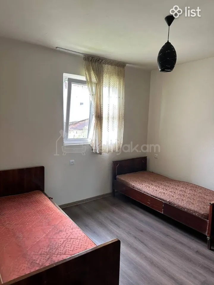 3 Սենյականոց Բնակարան Քարե Շենքում, 65քմ, 1/1 հարկ, Նորմալ Վիճակում, Կահավորված