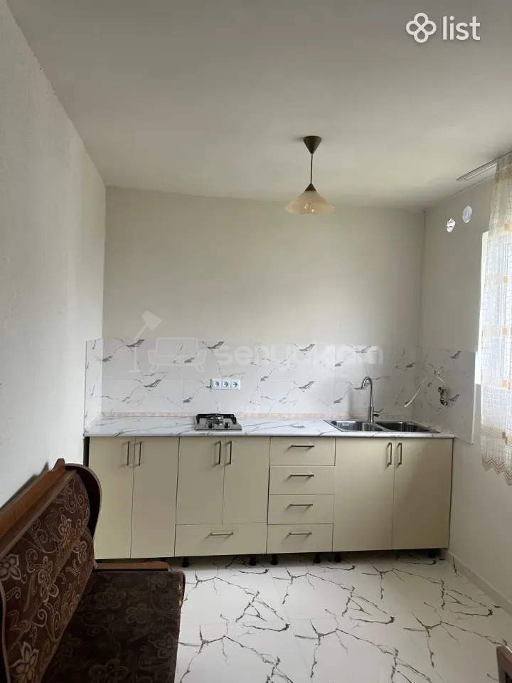 3 Սենյականոց Բնակարան Քարե Շենքում, 65քմ, 1/1 հարկ, Նորմալ Վիճակում, Կահավորված