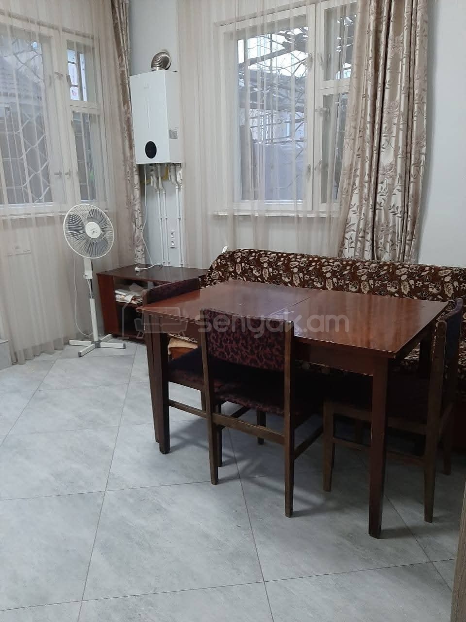 3 Սենյականոց Բնակարան Քարե Շենքում, 56քմ, 1/1 հարկ, Նորմալ Վիճակում, Կահավորված