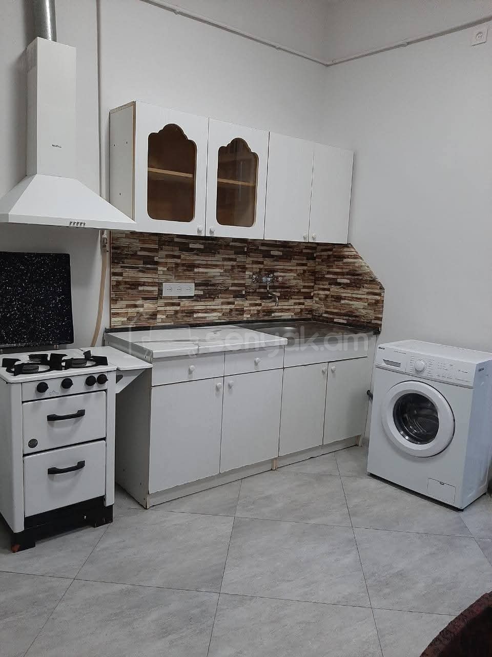 3 Սենյականոց Բնակարան Քարե Շենքում, 56քմ, 1/1 հարկ, Նորմալ Վիճակում, Կահավորված