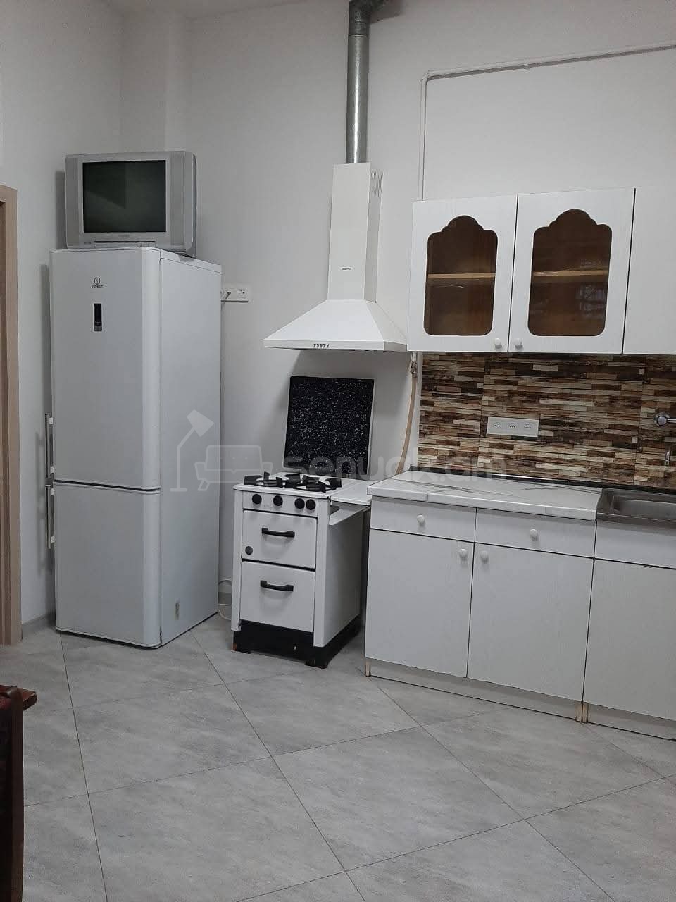 3 Սենյականոց Բնակարան Քարե Շենքում, 56քմ, 1/1 հարկ, Նորմալ Վիճակում, Կահավորված