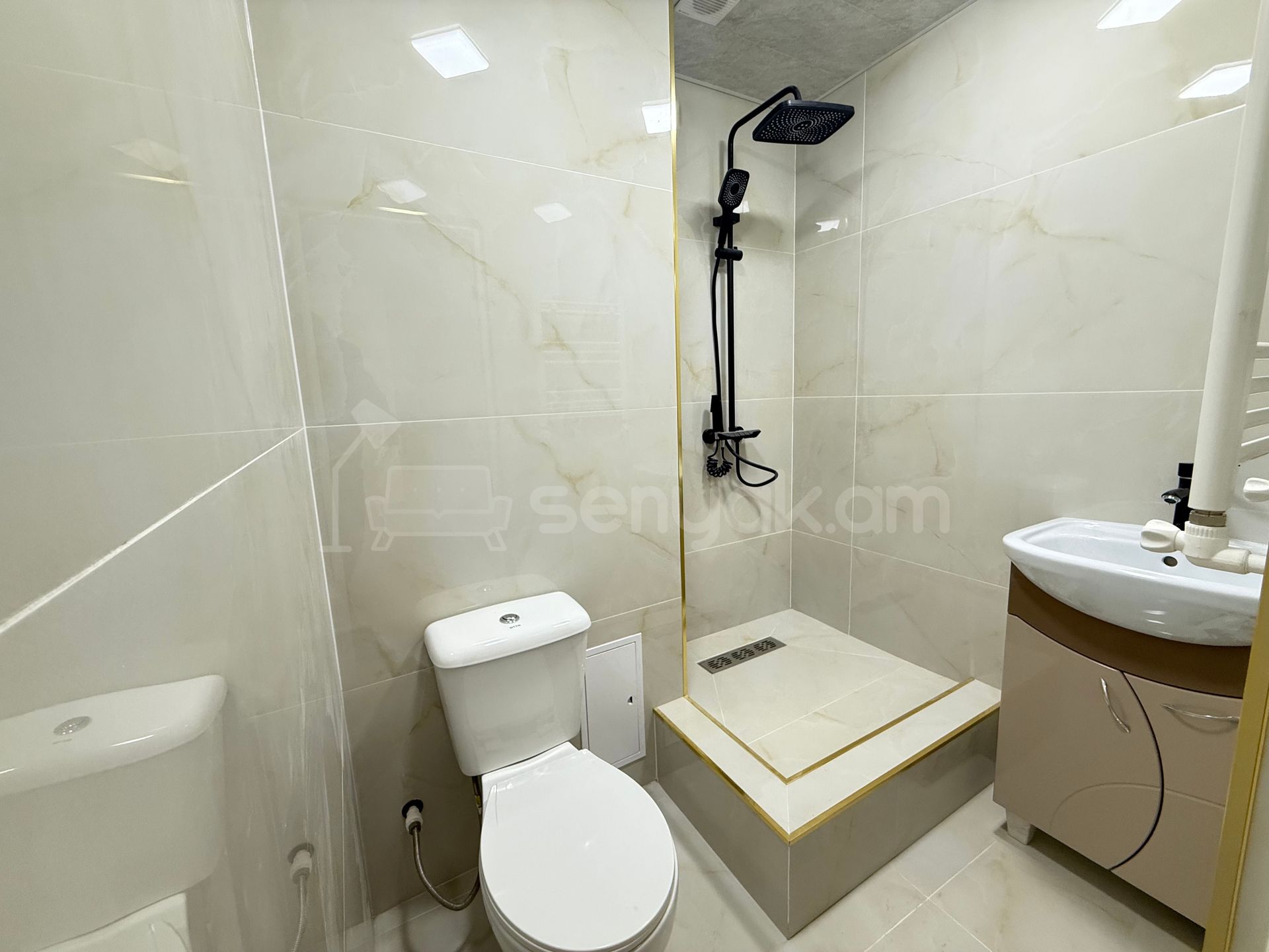 2 Սենյականոց Բնակարան Քարե Շենքում, 50քմ, 5/5 հարկ, Կապիտալ Վերանորոգված