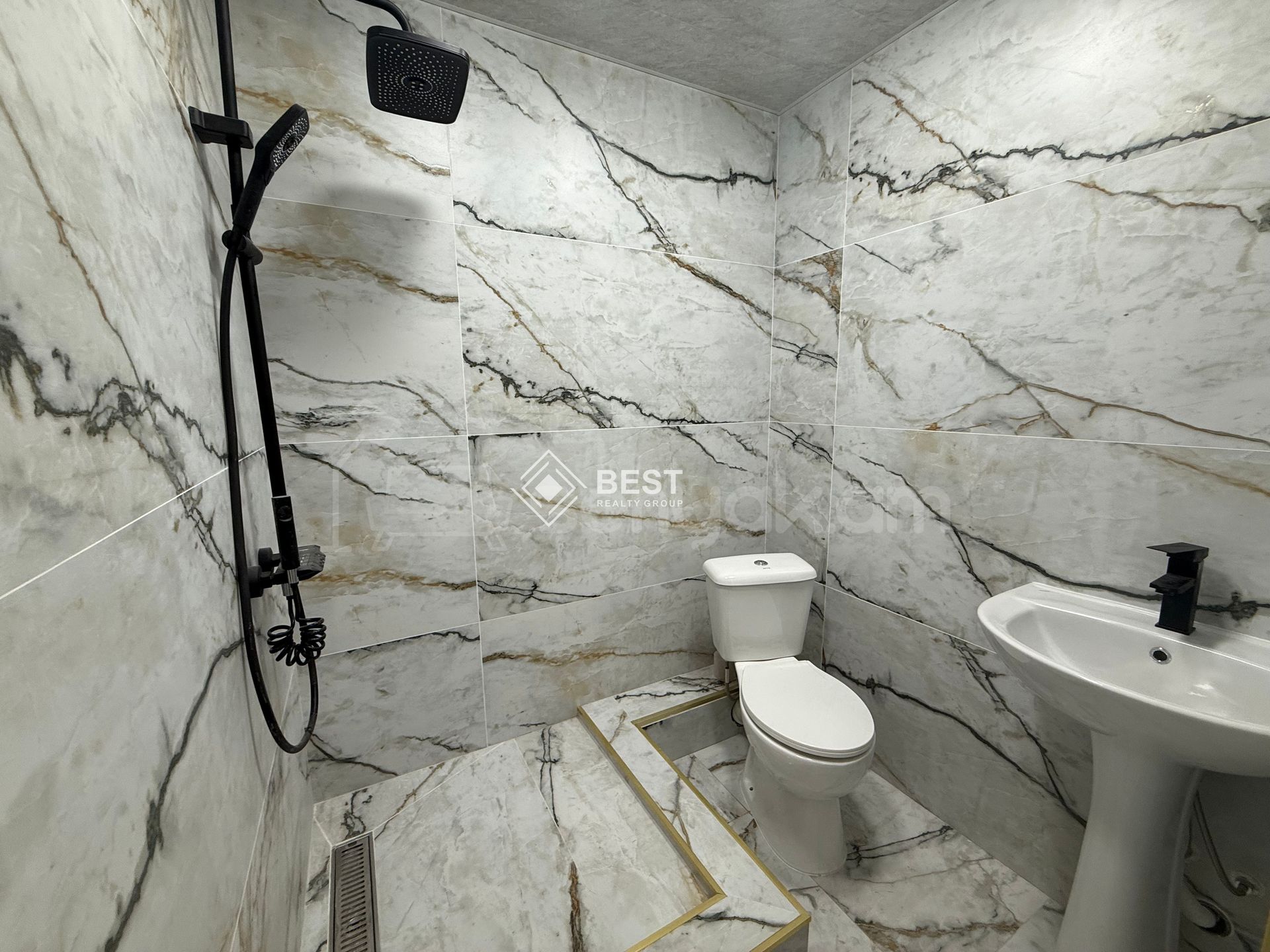 3 Սենյականոց Բնակարան Քարե Շենքում, 43քմ, 5/5 հարկ, Կապիտալ Վերանորոգված