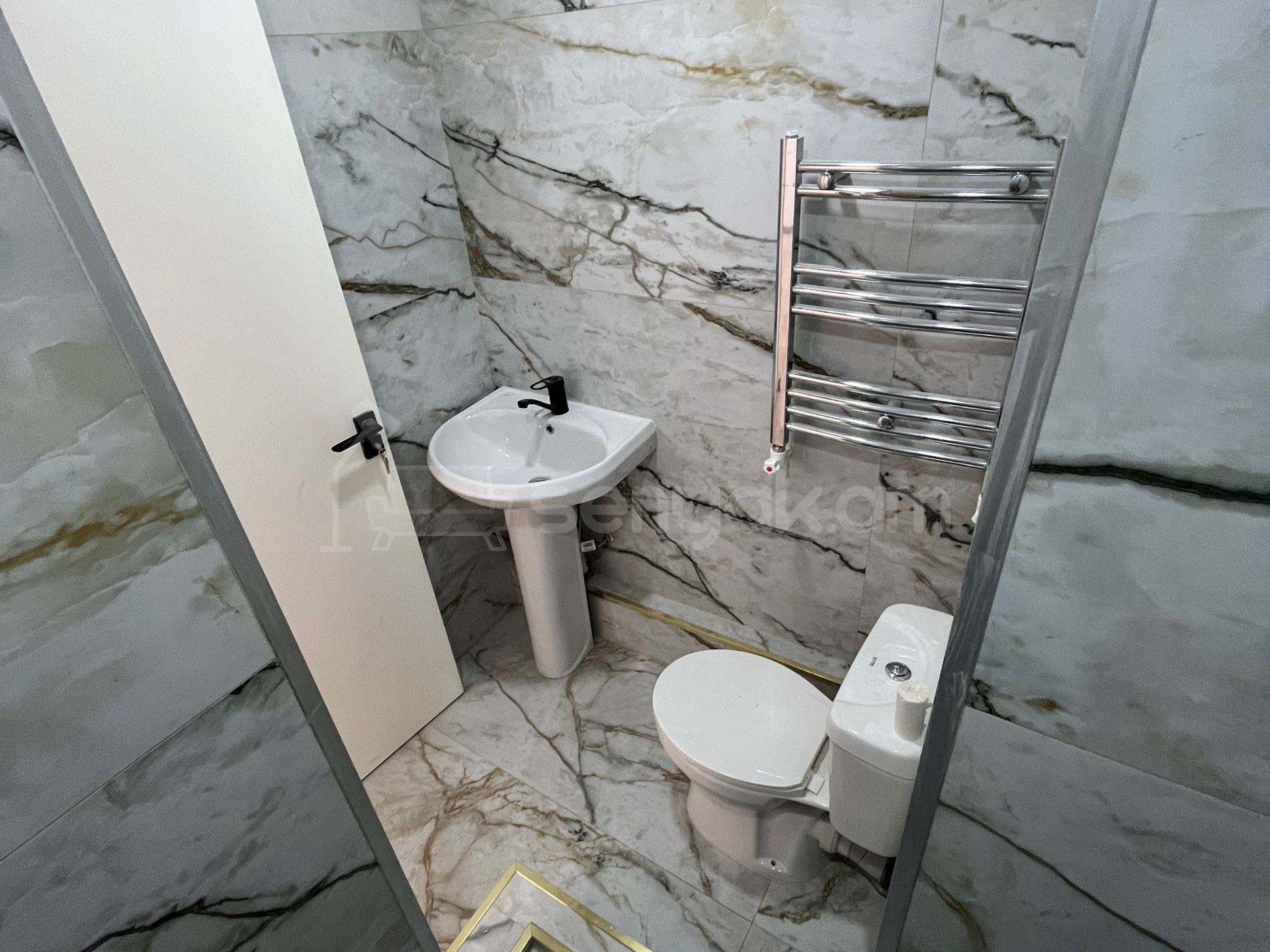 3 Սենյականոց Բնակարան Քարե Շենքում, 65քմ, 2/4 հարկ, Կապիտալ Վերանորոգված