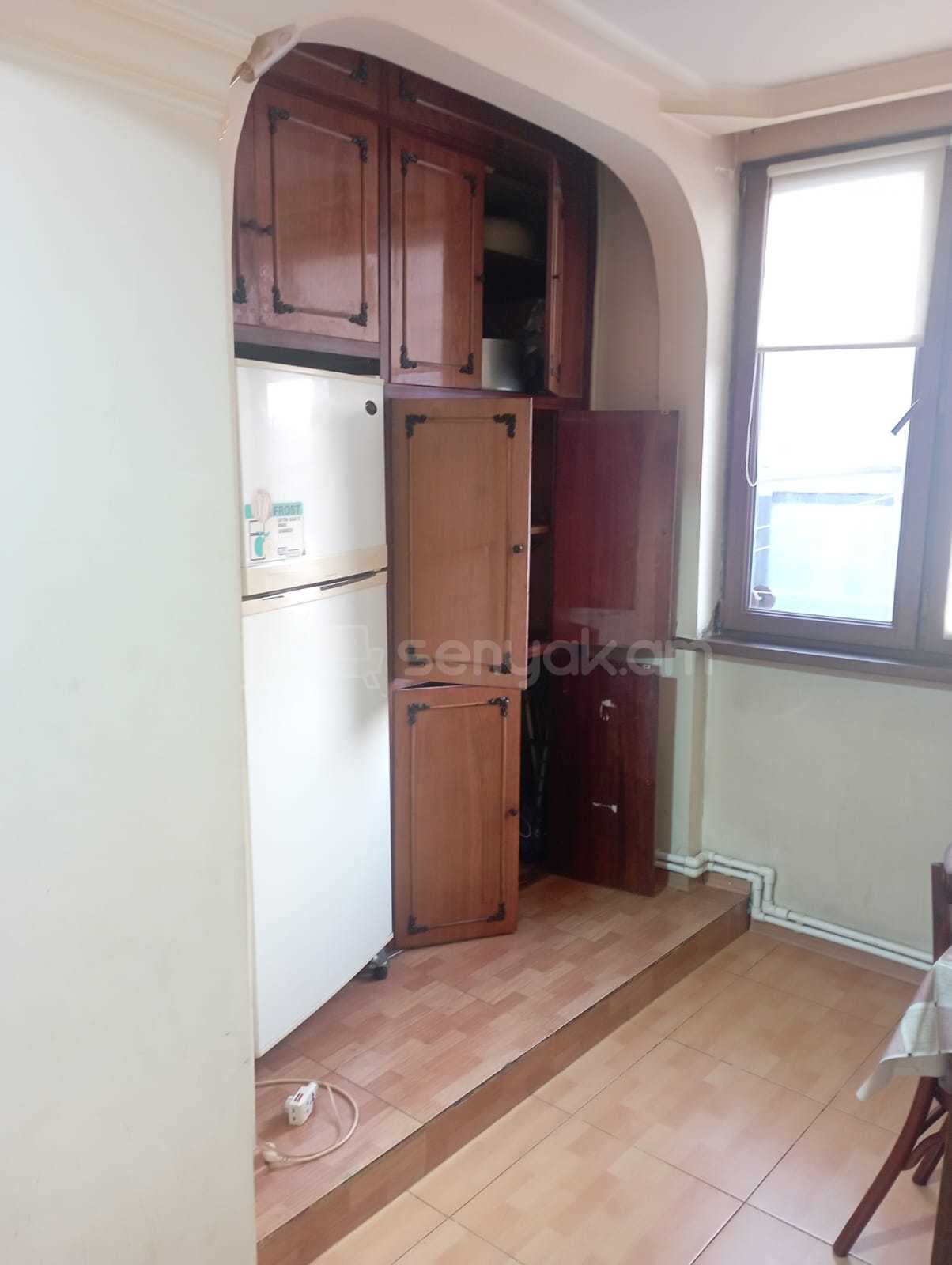 3 Սենյականոց Բնակարան Քարե Շենքում, 85քմ, 2/5 հարկ, Կապիտալ Վերանորոգված, Կահավորված