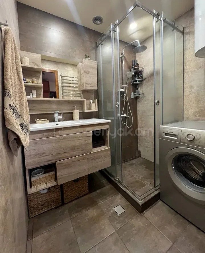 3 Սենյականոց Բնակարան Քարե Շենքում, 62քմ, 5/5 հարկ, Կապիտալ Վերանորոգված