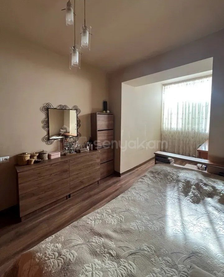 3 Սենյականոց Բնակարան Քարե Շենքում, 62քմ, 5/5 հարկ, Կապիտալ Վերանորոգված