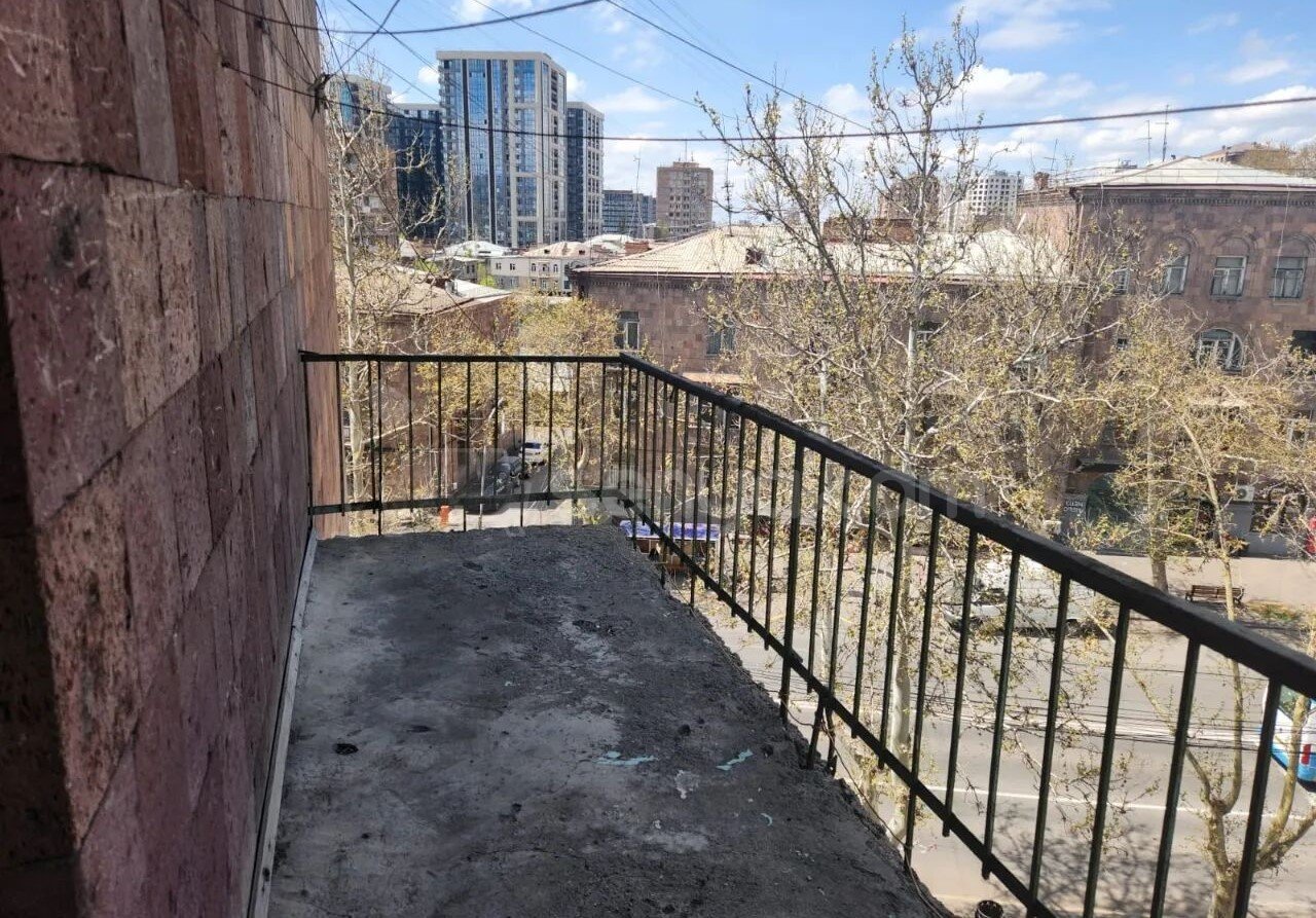 2 Սենյականոց Բնակարան Քարե Շենքում, 71քմ, 5/5 հարկ, Պետական Վիճակում