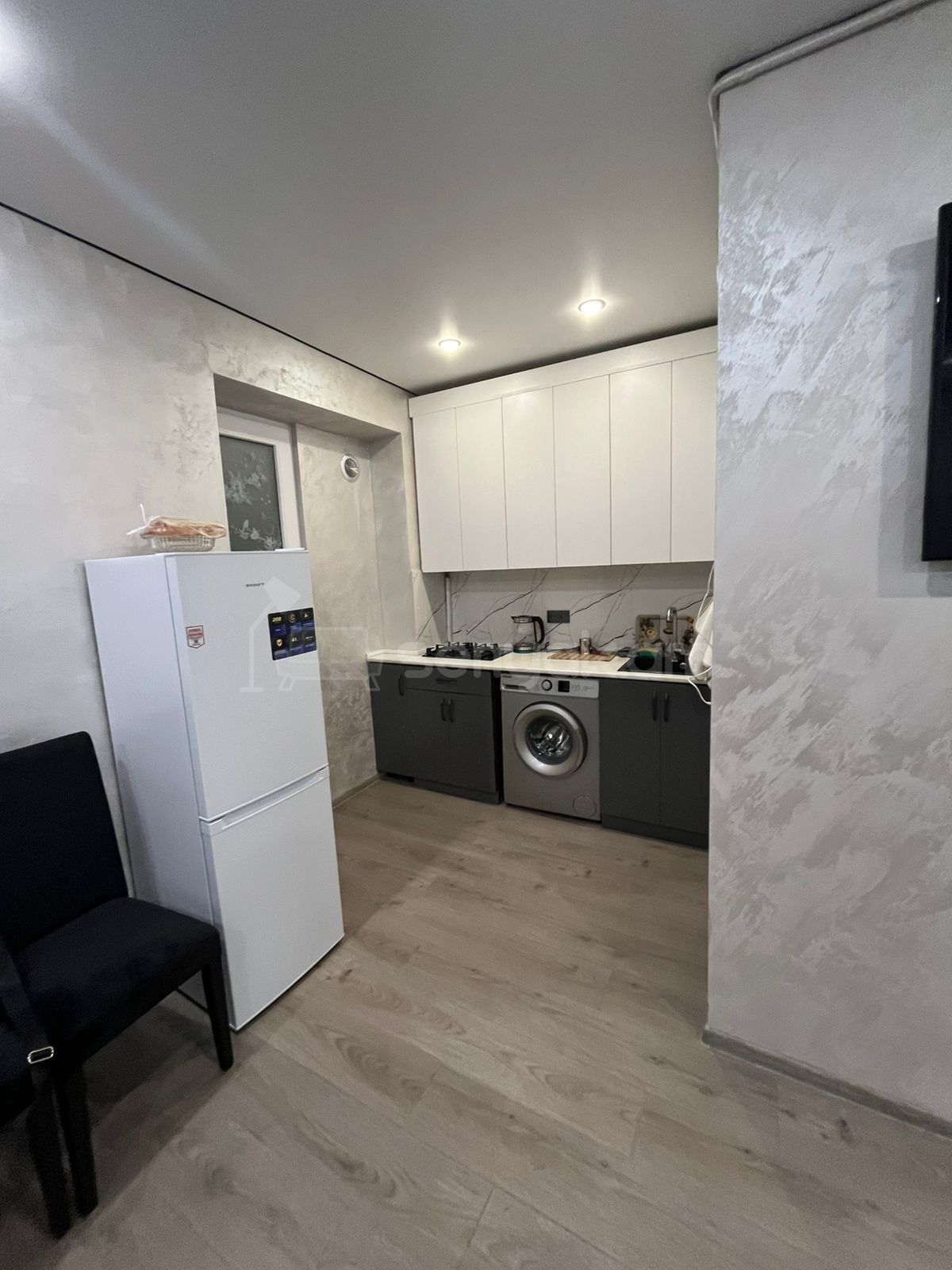 1 Սենյականոց Բնակարան Քարե Շենքում, 40քմ, 2/5 հարկ, Դիզայներական Վերանորոգված